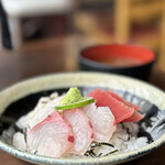 まぐろやさん 柳橋 - ３色丼（まぐろ・かんぱち・ほたて）あら汁付きで1000円