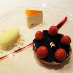 レストラン・セン - チョコレートムースと苺のケーキ　バニラアイスクリーム　紅茶のムース