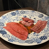 USHIMITSU NISHIAZABU - 厳撰和牛赤身1種　～うしみつダレ～
                    厳撰和牛赤身1種　～柚子醤油ダレ～
                    厳撰和牛赤身1種　〜味噌ダレ〜