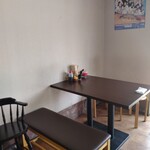 太宰府 八ちゃんラーメン - カウンター7席程、テーブルは3席。