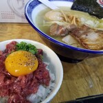 塩そば専門店 桑ばら - 秋刀魚香油の塩と馬刺しユッケ丼の定食