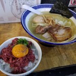 塩そば専門店 桑ばら - 秋刀魚香油の塩と馬刺しユッケ丼の定食