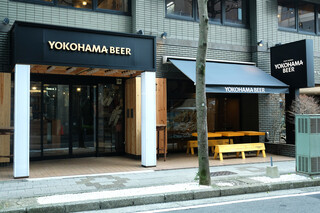 Umayano Shokutaku - ドアの向こうは、チェコ製の大きな仕込み釜と巨大なタンクが並ぶ醸造施設。カウンターでは出来たてのビールを飲めるのはもちろん、全国各地へ横浜ビールを発送することが出来ます。