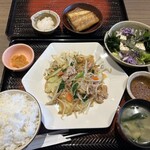 243128286 - 肉野菜塩こうじ炒め定食 ¥940
                ご飯大盛り ¥30
                ミニしまほっけの炭火焼き ¥460
                ひんやり豆腐サラダ ¥360