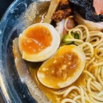 RAMEN HITONI YASASHIKU - 【辛魚こってり（大辛）＝sv味玉】