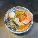 RAMEN HITONI YASASHIKU - 【辛魚こってり（大辛）sv味玉】