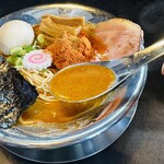 RAMEN HITONI YASASHIKU - 【辛魚こってり（大辛）＝スープ】