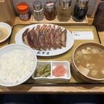 Ganso Sendai Hitokuchi Gyouza Azuma - W餃子定食 899円 (餃子(7個×2皿)、ごはん、無着色明太子豚汁、ｻﾞｰｻｲ)