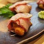 ふく田 - ●雲丹の牛肉巻き炙り　3貫　1500円