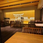 Nihon Ryouri Setouchi - 店内は木板張りの天井、黄土色の壁、カーペットの床、一部に飾り壁や置物、掛け軸なども、あり格調高い雰囲気
      お席は大部屋や個室に多くテーブル席があり合計88席