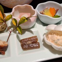 日本料理 瀬戸内 - 【楽盛り】
                ①桜豆腐②桜葉巻き海老筍の真薯③蛍烏賊沼田④蛸桜煮⑤蕗当座煮⑥ポテトサラダの最中