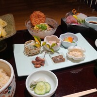 日本料理 瀬戸内 - 【平日限定】春うらら御膳(税込4,000円)
                【楽盛り】、【御造里】、【蒸物】、【食事】、【甘味】
                如何にもホテルの懐石料理店のランチ御膳という見映え&味わい、立地と雰囲気と接遇が良くて納得