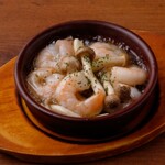 蝦子和蘑菇的大蒜橄欖油風味鍋