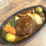TOKYO CLASSIC CAMP CAFE - 「100%ビーフ煮込みハンバーグ」。芽キャベツ、玉ねぎ、ブロッコリー、人参、マッシュルームが添えてあります。
