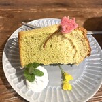 TOKYO CLASSIC CAMP CAFE - 「さくらシフォン」アップ。二層になってます。左の層は塩漬けの桜の葉、右の層には桜の花弁パウダーが練り込まれてるそうです。