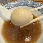 中華そば 笑歩 - 味付け卵。デザートのように最後に食べるのか我流。