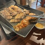 焼肉・韓国料理マダン - キムチを焼きカット
