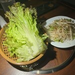 焼肉・韓国料理マダン - 白髪ネギとサニーレタス
