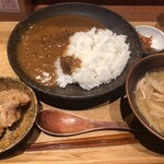 酒場シナトラ - 牛すじカレー＋トッピング 唐揚げ