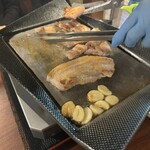 焼肉・韓国料理マダン - サムギョプサルをカット