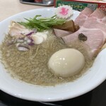 Ramen Tsukemen Kenohi - 背脂濃厚煮干しラーメン。ストレート麺、ハレトッピングは、豚チャーシューと、煮卵。