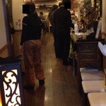 アジアンタワン - 201402　ｱｼﾞｱﾝﾀﾜﾝ　もう少し進むと、こんな感じ（一番手前に居るのが店員さん）（右壁側がBuffetコーナー）