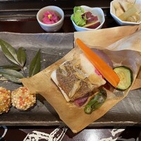 やさい家めい 表参道ヒルズ店 - 真鯛の杉板焼き