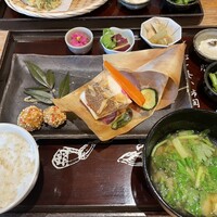 やさい家めい 表参道ヒルズ店 - 真鯛の杉板焼き