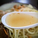 Maruyoshi Shokudou - こちらのスープは豚と鰹の混合塩味に、特徴は大蒜がほのかに香る事かしら。 癖の無い、若干控えめな塩加減ですから、宮古島で生まれたという味変アイテム「カレー粉」の投入をお勧めします!！
