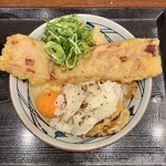 丸亀製麺 - カルボナーラうどんに、生姜と刻みネギ、トッピング