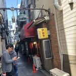 ザ・ラーメン スモールアックス - この小路この赤いのがこのお店