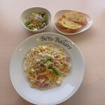 Betsu Barare - 本日のランチパスタ　B．ベーコン・チキン・モッツァレラチーズのガーリッククリームのパスタランチ1350円を選択