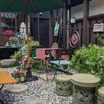 古亜 - お庭席の、パラソルが、目を惹かれる