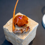 プレゼンテ スギ - 2024.4 伊勢海老の魅力（取り出して2日寝かせた身を叩いて自家製塩麹に和えて、殻パウダーとホワイトチョコレートの生チョコ、伊勢海老ゼリーシート、カキドオシ）