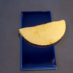 プレゼンテ スギ - 2024.4 サフラン煎餅（1年半熟成の自家製カラスミパウダー入り）