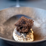 プレゼンテ スギ - 2024.4 スパイシーティラミス（蚕の糞パンナコッタ、蚕の蛹とスパイスの泡、炭化生姜パウダー、コーヒーのマイクロウェーブスポンジ）