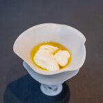 プレゼンテ スギ - 2024.4 みつばち＋やぎ（はちみつ、ゼラチンで固めたクルックフィールズ産やぎミルク、勝浦産スーパームーン塩）