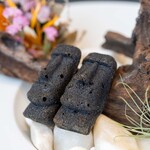 プレゼンテ スギ - 2024.4 食べられなさそうで食べられる（モアイ像フィナンシェ）