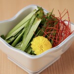 Raw chive yukke/assorted pickles