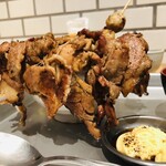 肉料理 まつざか - ランチ限定 炭焼豚丼 逆写真詐欺 側面より肉スダレの状況