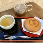 Tokiya - どら焼き（中サイズ・栗と生クリーム入り）と黒豆茶、¥1,040-