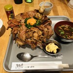 肉料理 まつざか - ランチ限定炭焼豚丼 逆写真詐欺・・