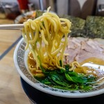 Ura Musashiya - 麺はこんな感じ、まあ家系の麺だった。美味しいです。