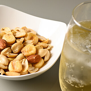 We also offer a variety of snacks, from chocolate and smoked nuts to pasta.