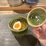 Shokudou Issekisanchou - 残した唐揚げにスープと麺、半熟卵のせてラーメンへ。