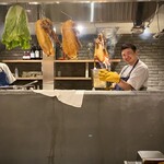 オステリア マンジャーレ - 北京ダックを藁焼きするパフォーマンス