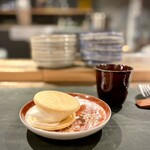 オステリア マンジャーレ - 最中と独自ブレンドのお茶