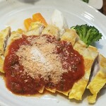 キッチン ブルー グローブ - 反対側から、豚ロース　パジルとダイストマトのソースの上には粉チーズ？