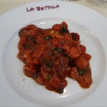 ラ・ベットラ・ダ・オチアイ - メカジキのグリル 生トマトとバジルのソース