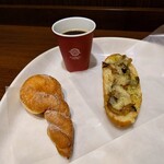 Bakery&Patisserie REBELLBE - 和風きのこのタルティーヌ、ツイスト、ホットコーヒー